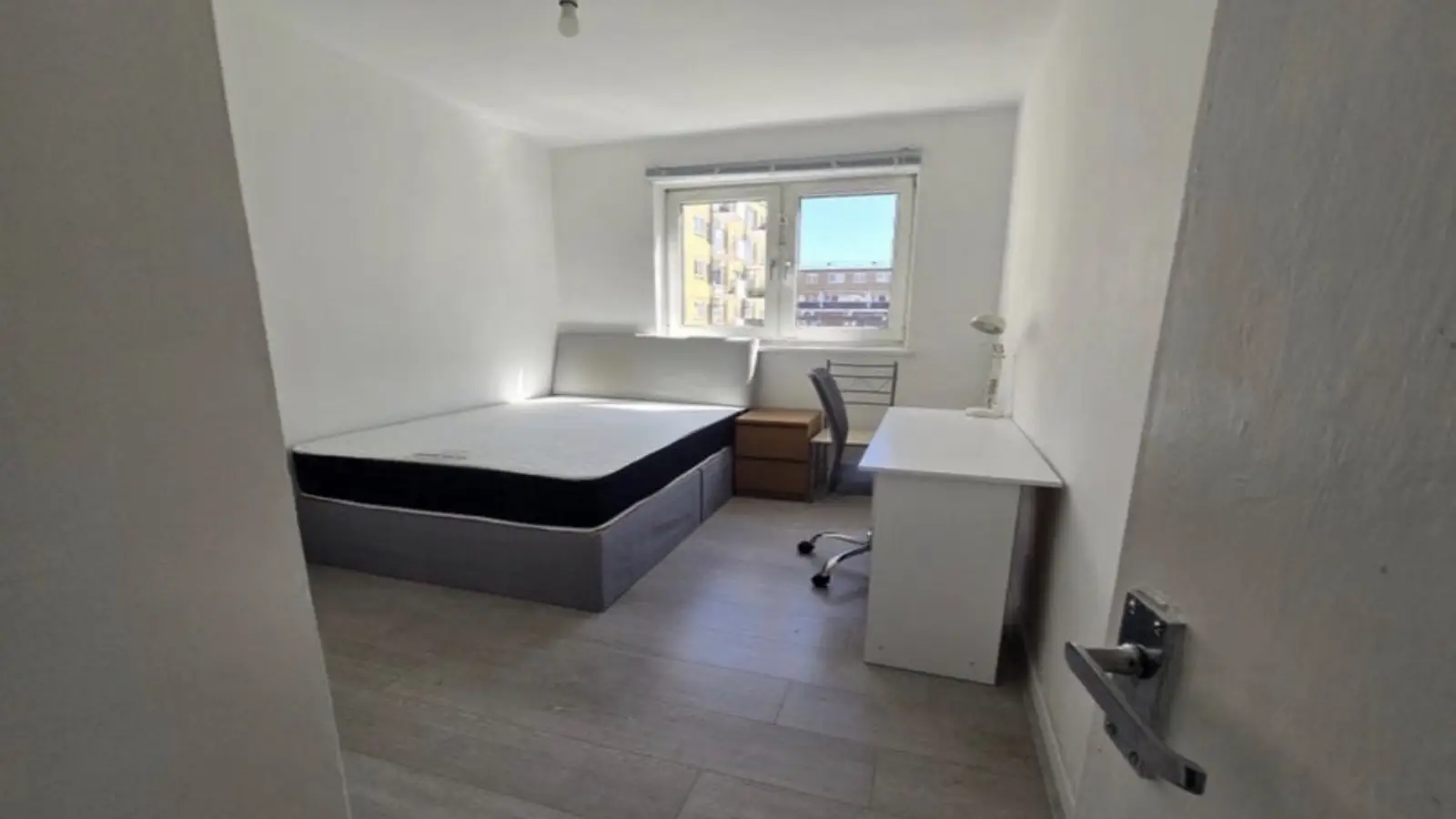 Room Belmore Street in Greater London