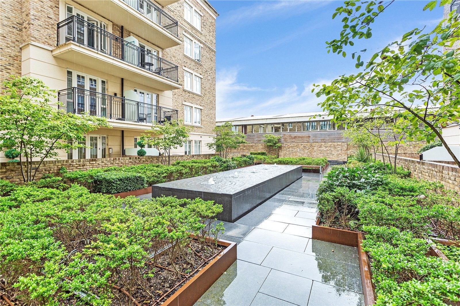 Flat Carnwath Road in Greater London