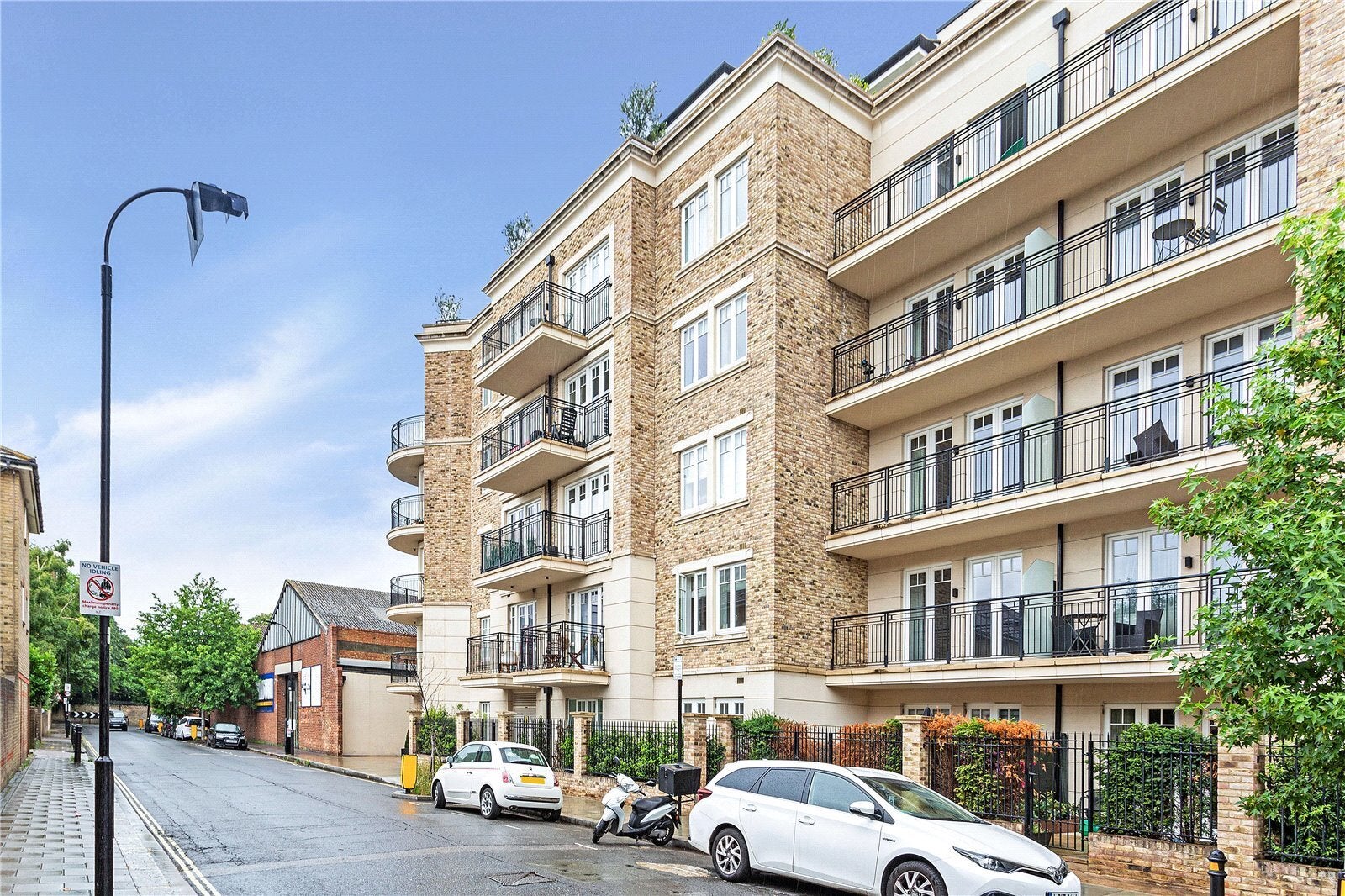 Flat Carnwath Road in Greater London