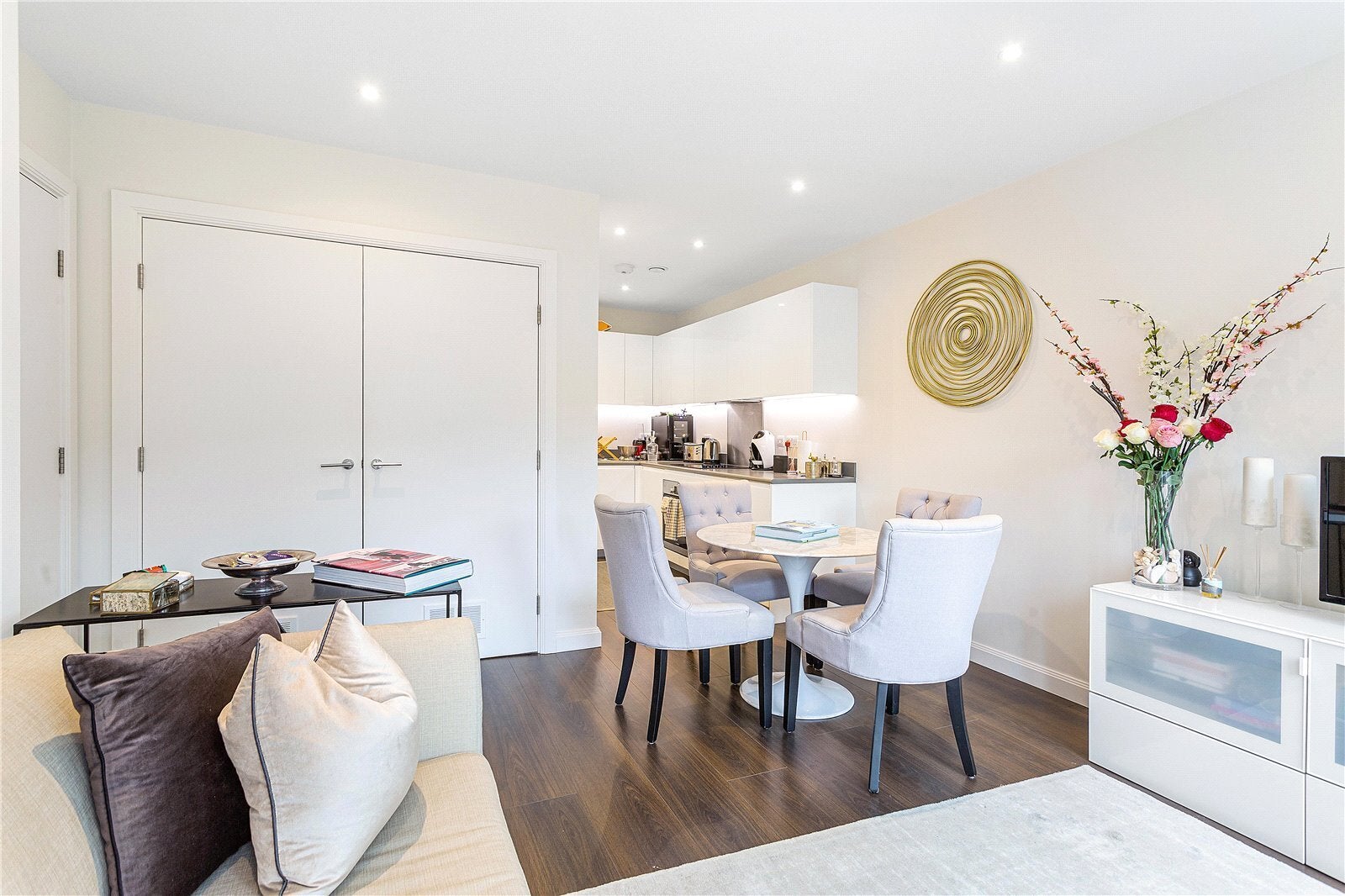 Flat Carnwath Road in Greater London