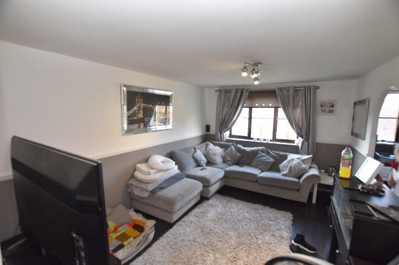 Flat Ferro Road in Greater London