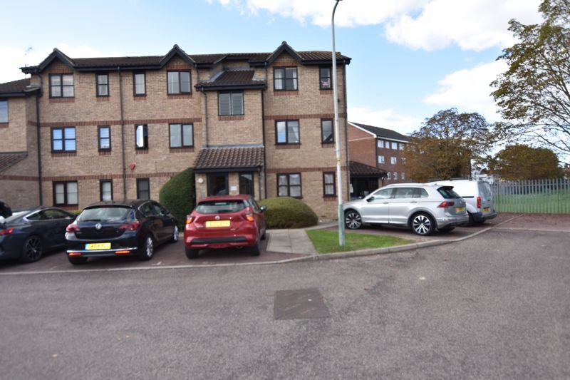Flat Ferro Road in Greater London