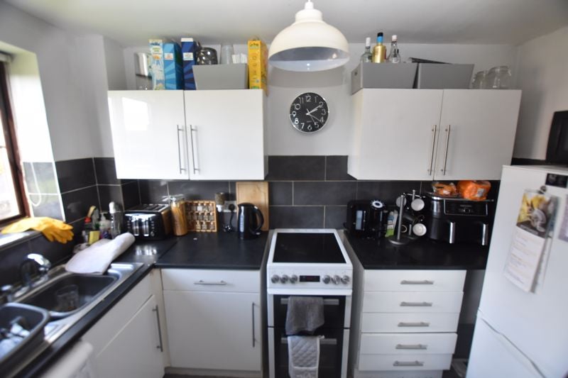 Flat Ferro Road in Greater London