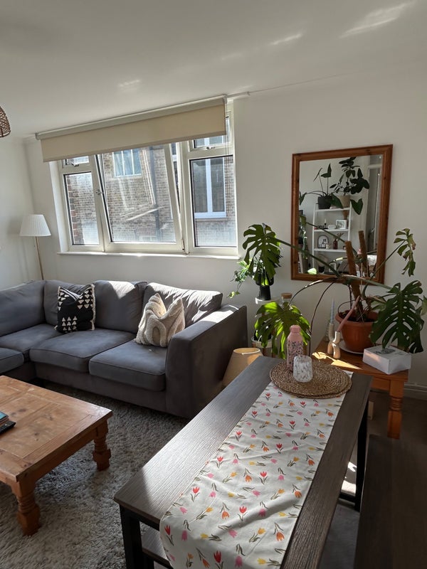 Room Genoa Avenue in Greater London
