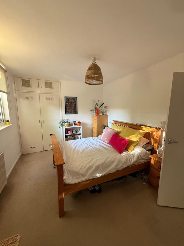Room Genoa Avenue in Greater London