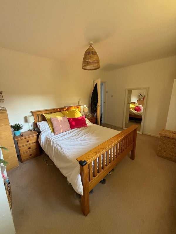 Room Genoa Avenue in Greater London