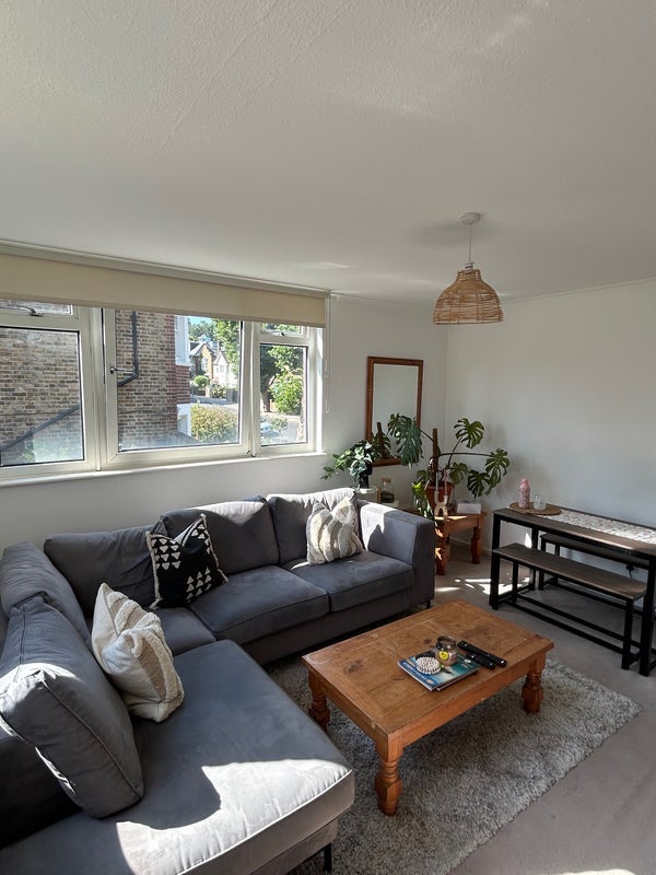Room Genoa Avenue in Greater London