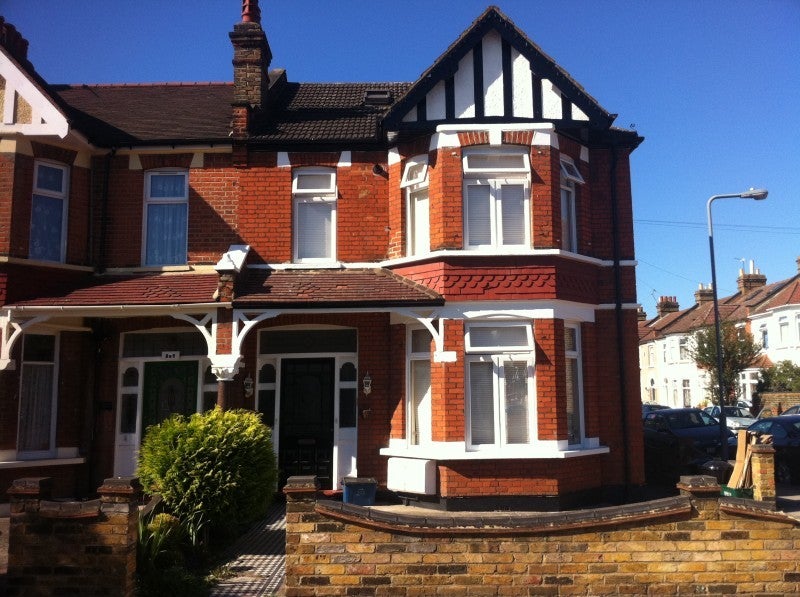 Flat Green Lane in Greater London