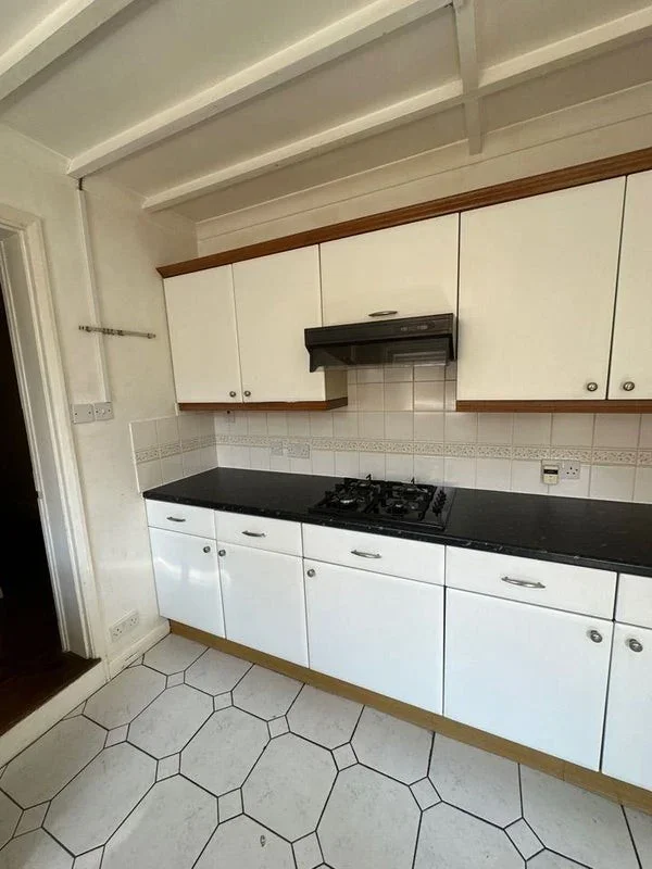 Room Parkhurst Road in Guildford