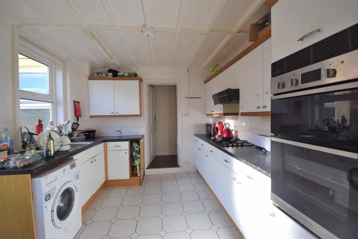 Room Parkhurst Road in Guildford