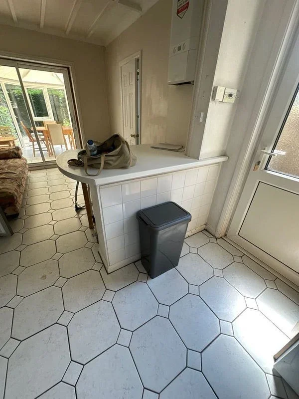 Room Parkhurst Road in Guildford