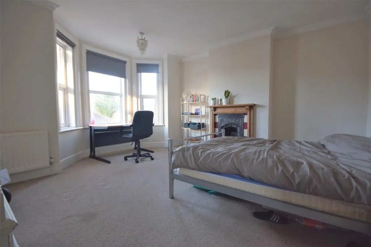 Room Parkhurst Road in Guildford