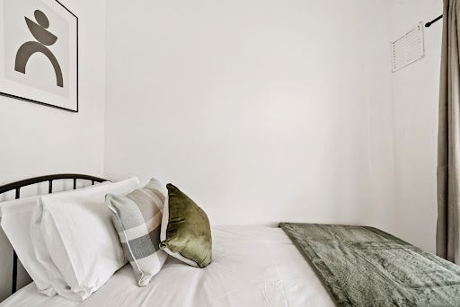 Room Fairfield Drive in Greater London