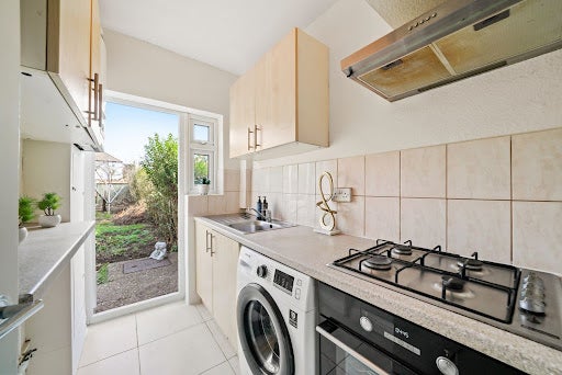 Room Fairfield Drive in Greater London