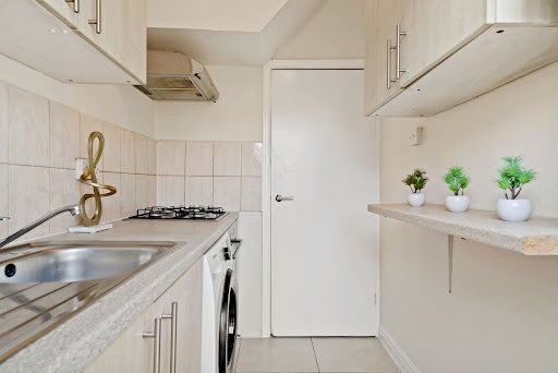 Room Fairfield Drive in Greater London