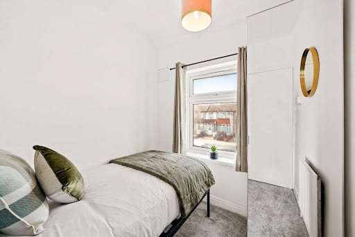 Room Fairfield Drive in Greater London