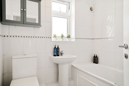 Room Fairfield Drive in Greater London