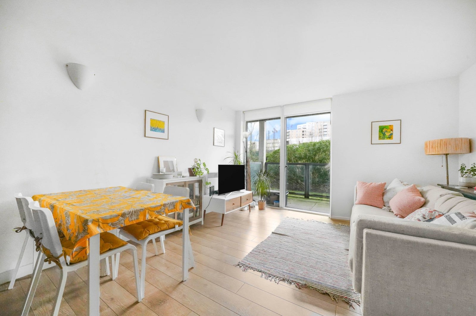Flat Chadwell Lane in Greater London