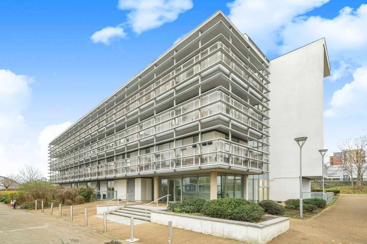 Flat Chadwell Lane in Greater London