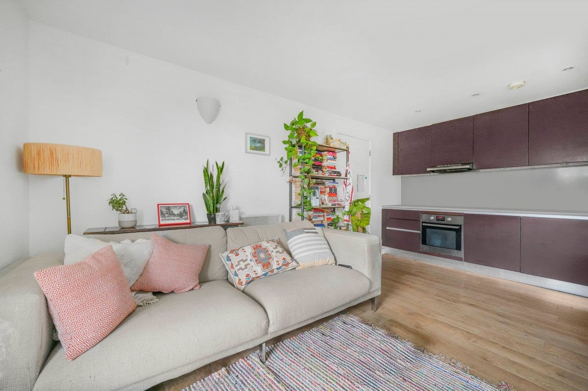 Flat Chadwell Lane in Greater London