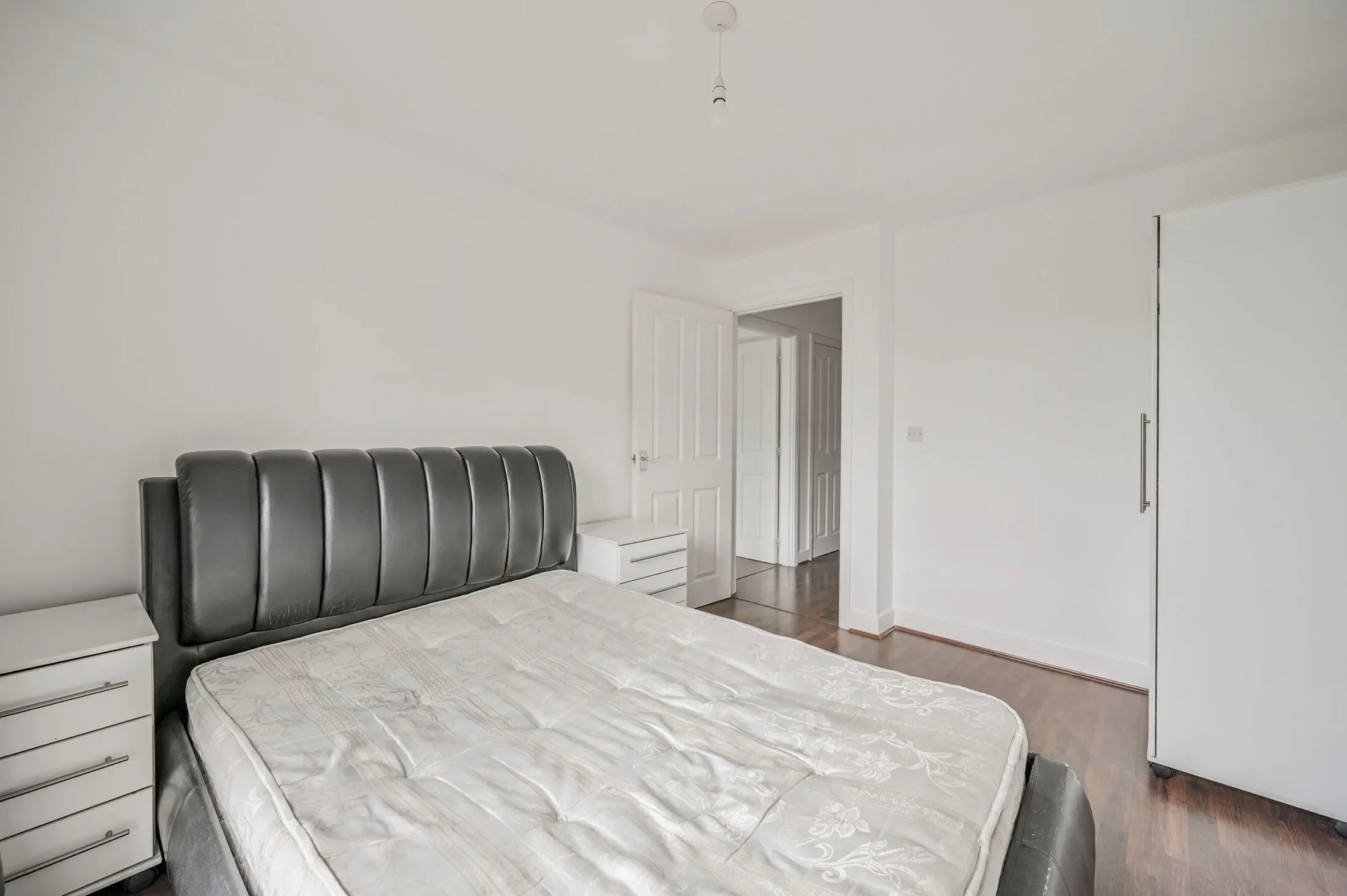 Flat Morris Court in Greater London