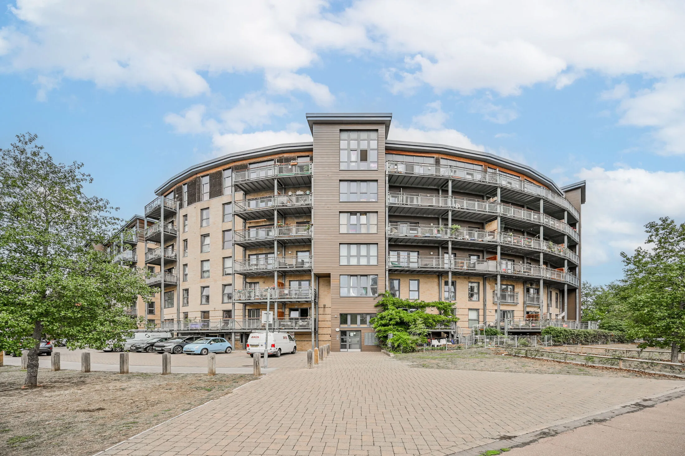 Flat Morris Court in Greater London