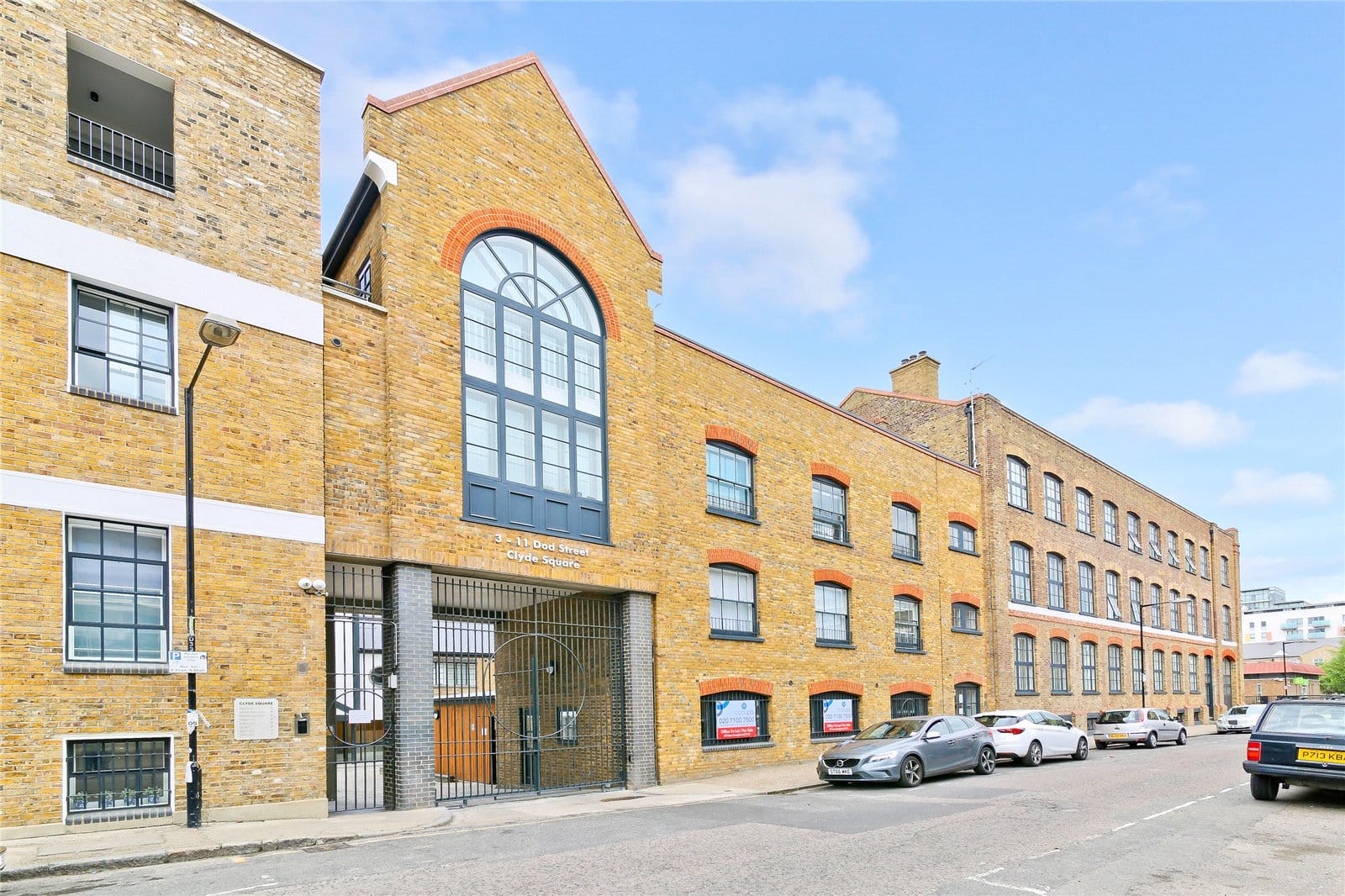 Flat Clyde Square in Greater London