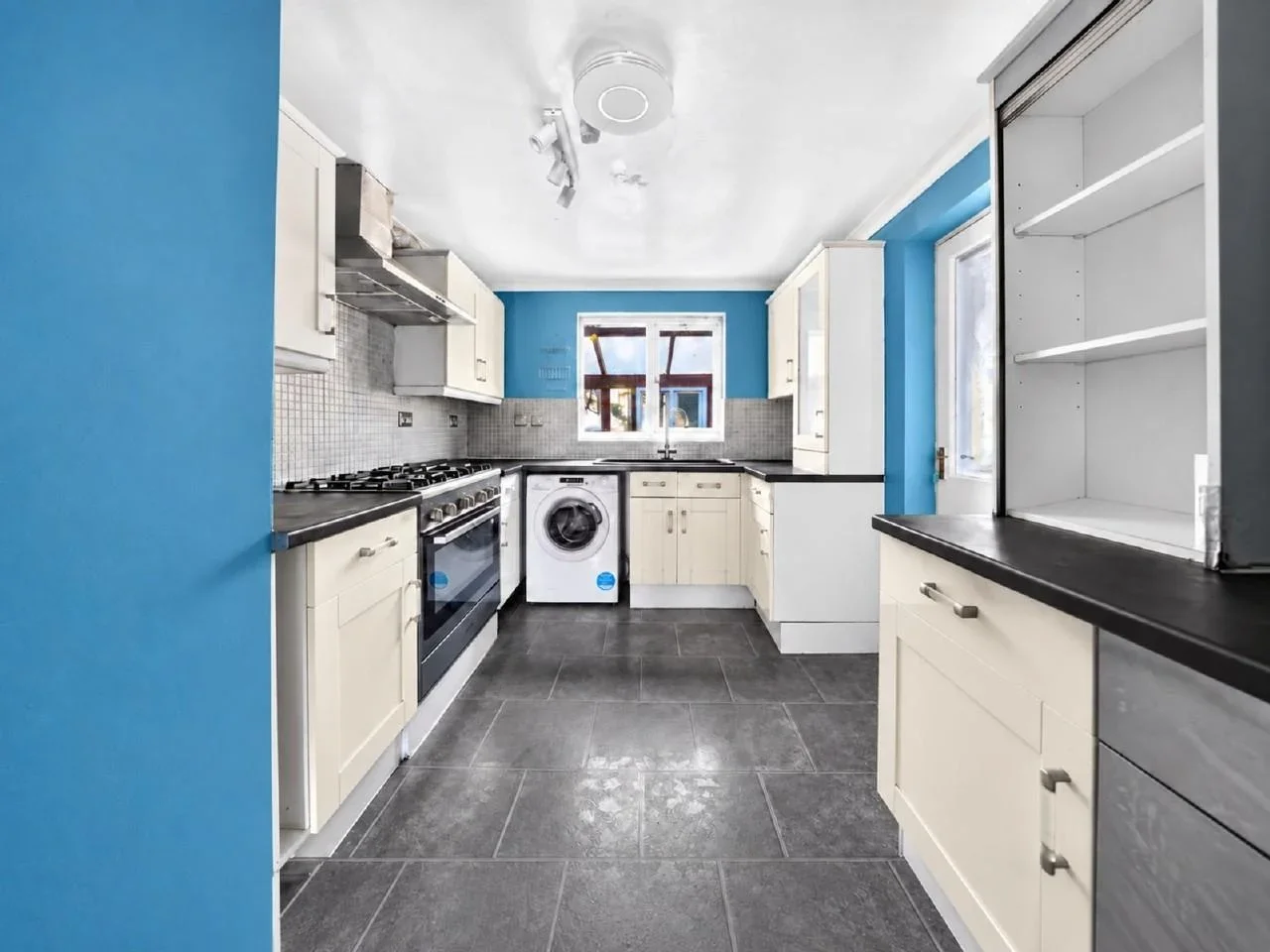 House Yarrow Crescent in Greater London