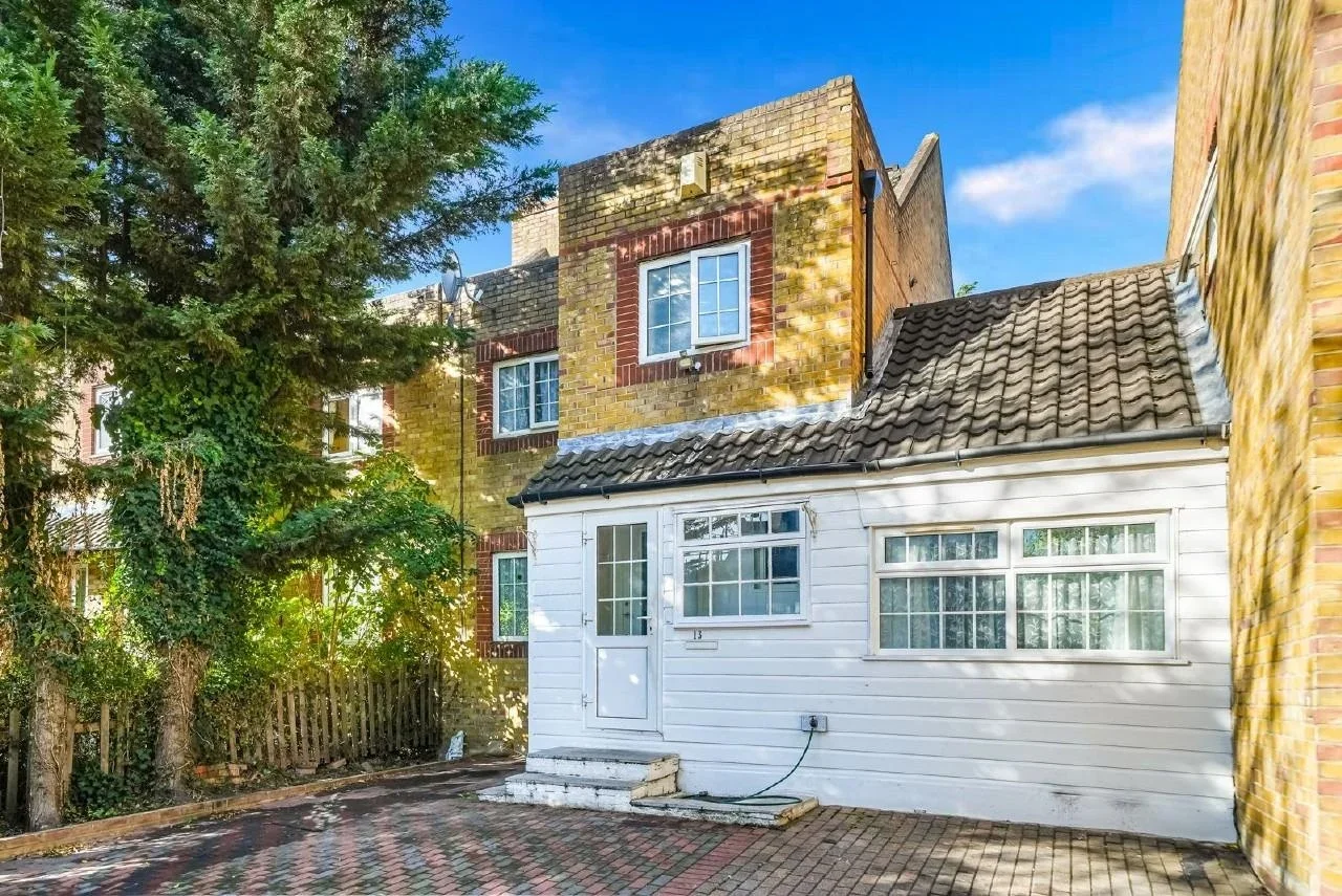 House Yarrow Crescent in Greater London
