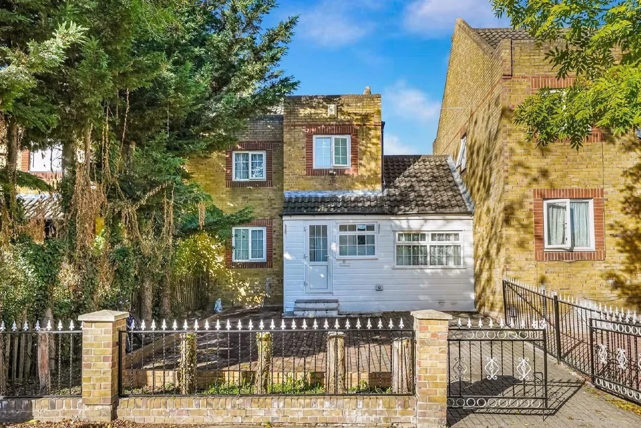 House Yarrow Crescent in Greater London