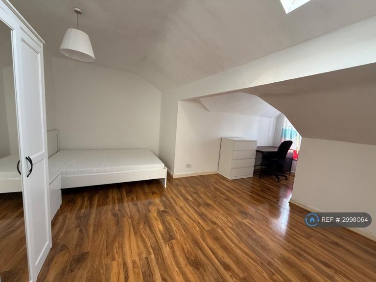 Room Grange Avenue in Leeds