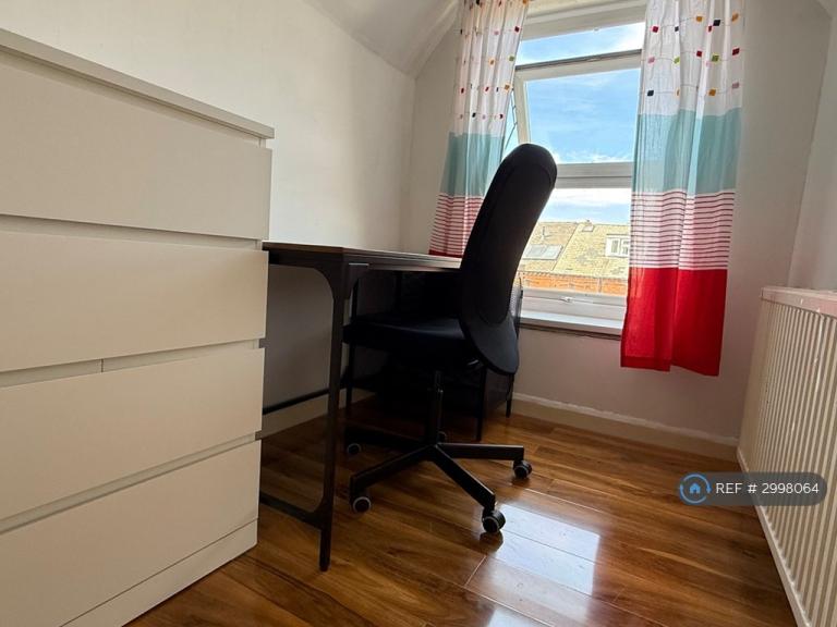 Room Grange Avenue in Leeds