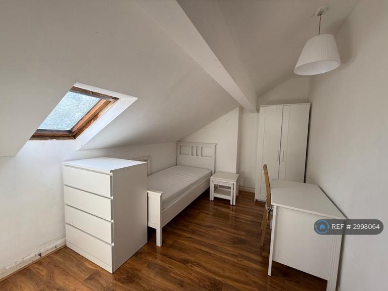 Room Grange Avenue in Leeds