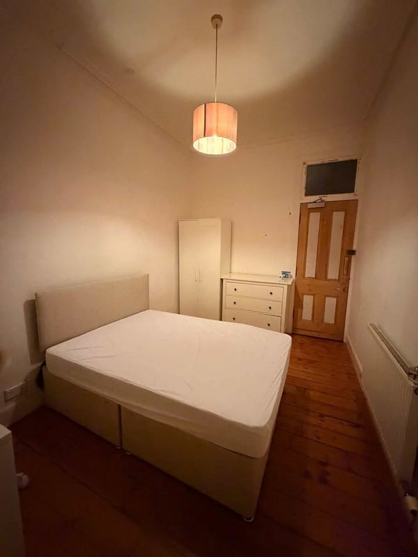 Room Byres Road in Glasgow