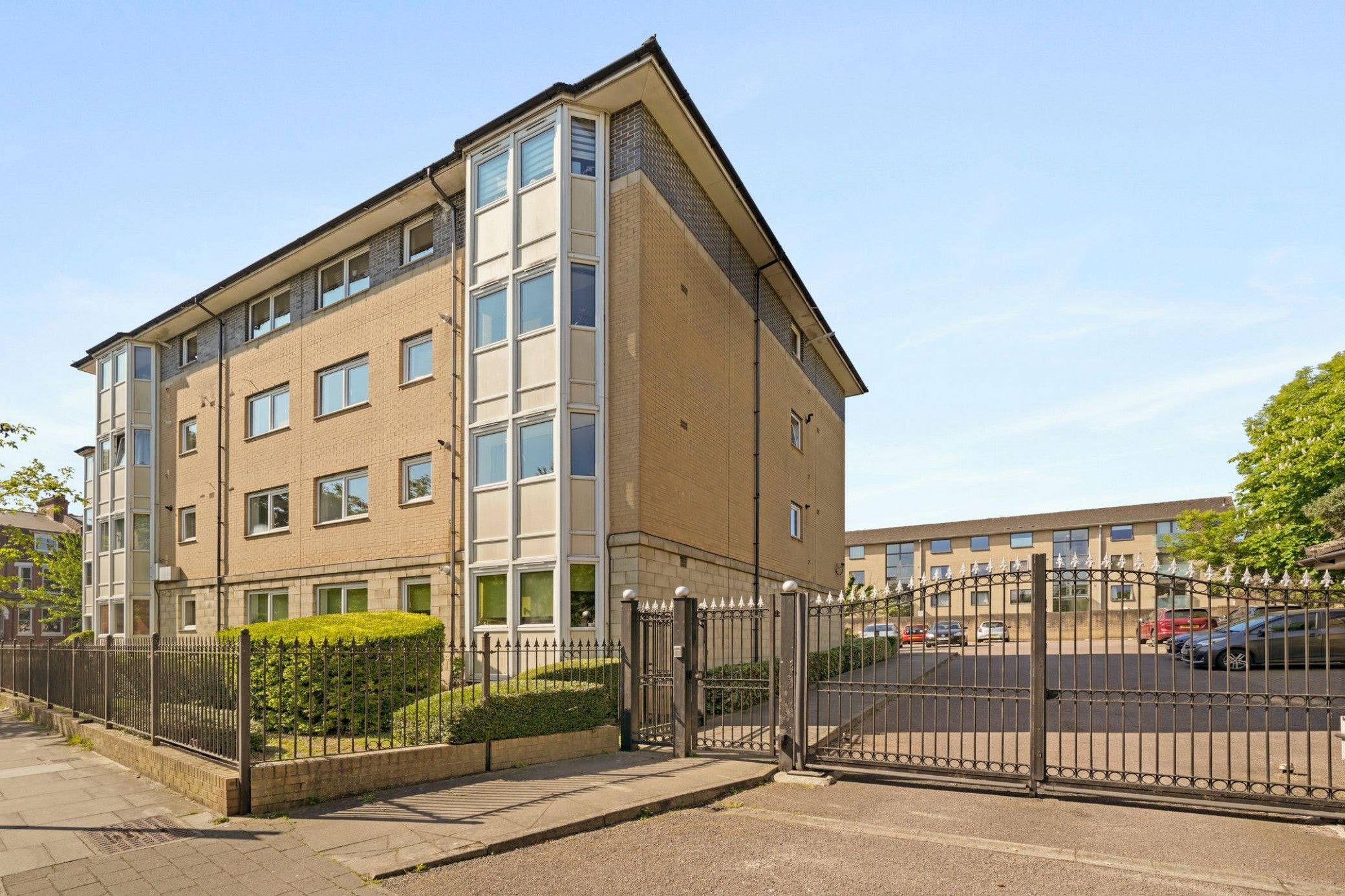 Flat Pine Grove in Greater London