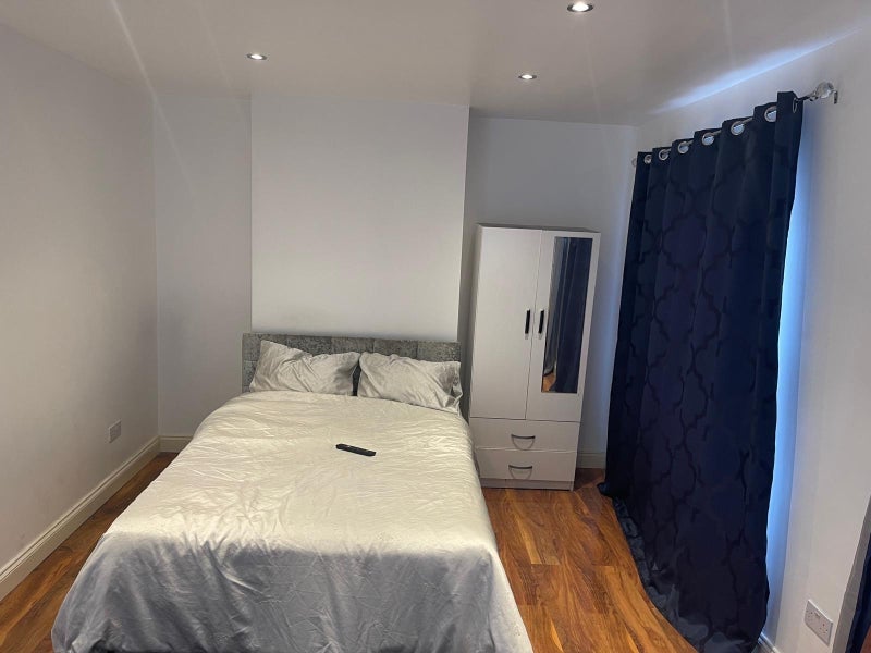 Room Barking Road in Greater London