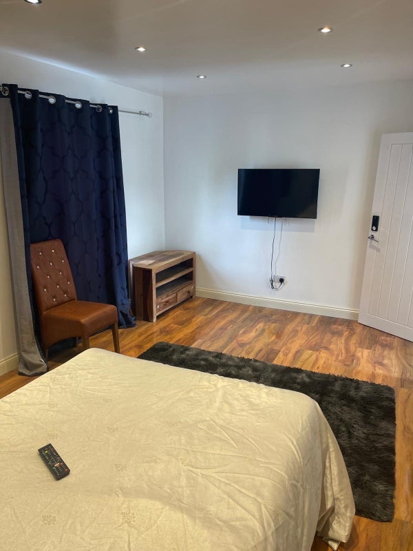 Room Barking Road in Greater London