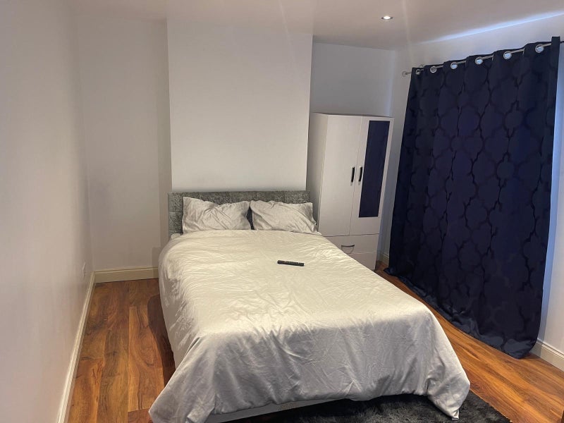 Room Barking Road in Greater London
