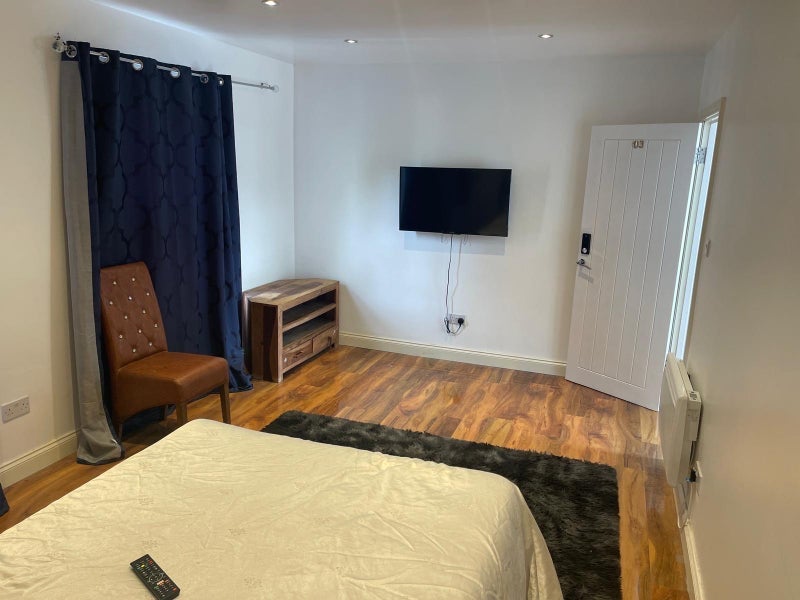 Room Barking Road in Greater London