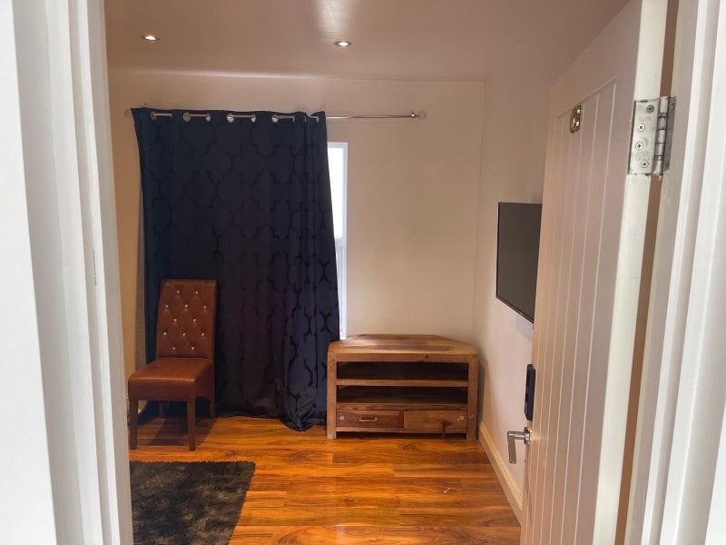 Room Barking Road in Greater London