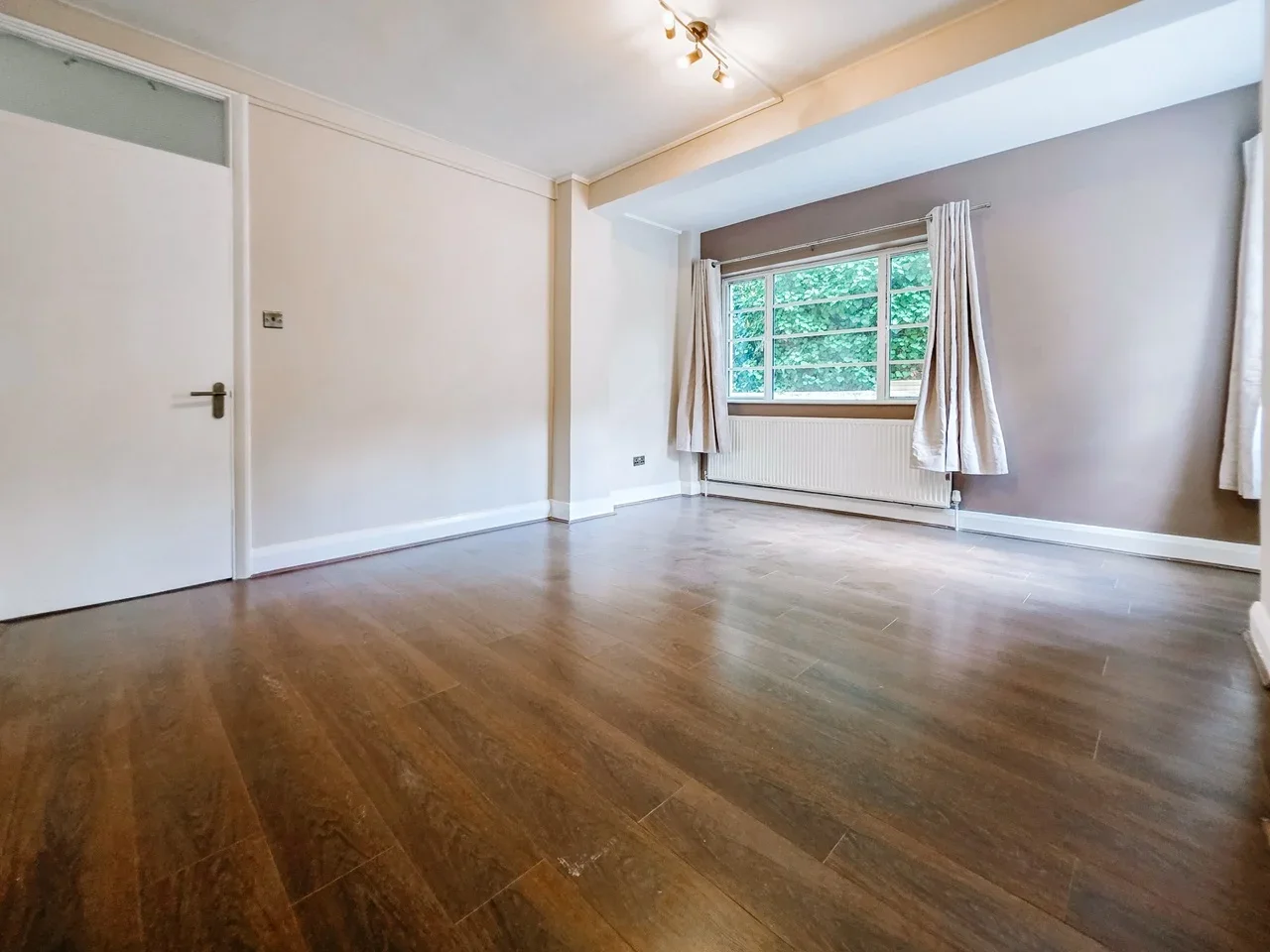 Flat Mundania Road in Greater London