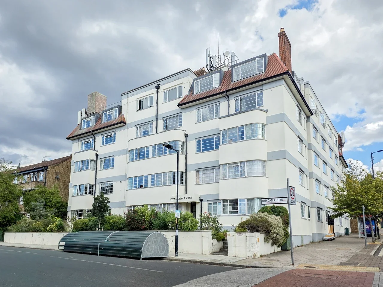 Flat Mundania Road in Greater London