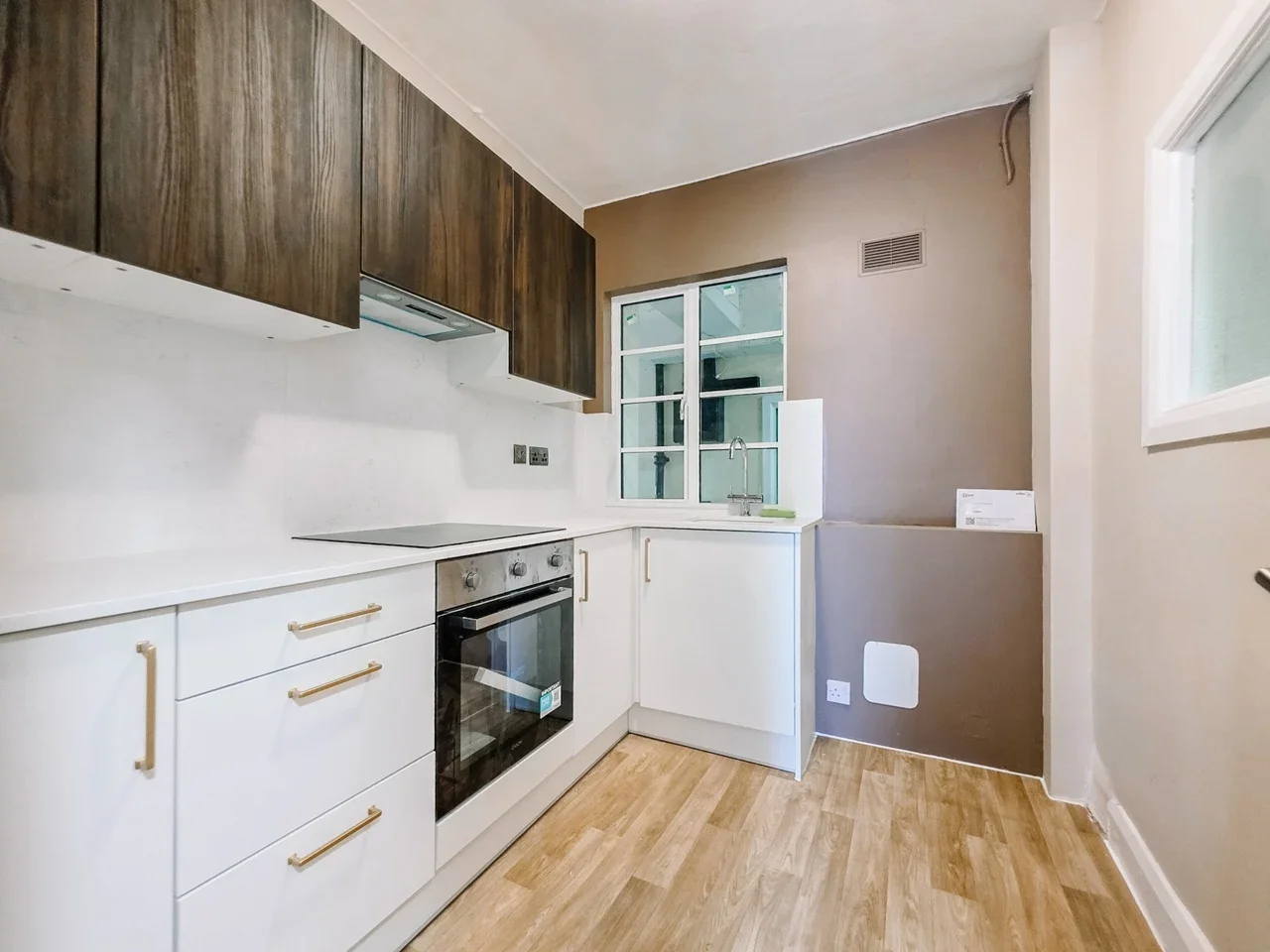Flat Mundania Road in Greater London
