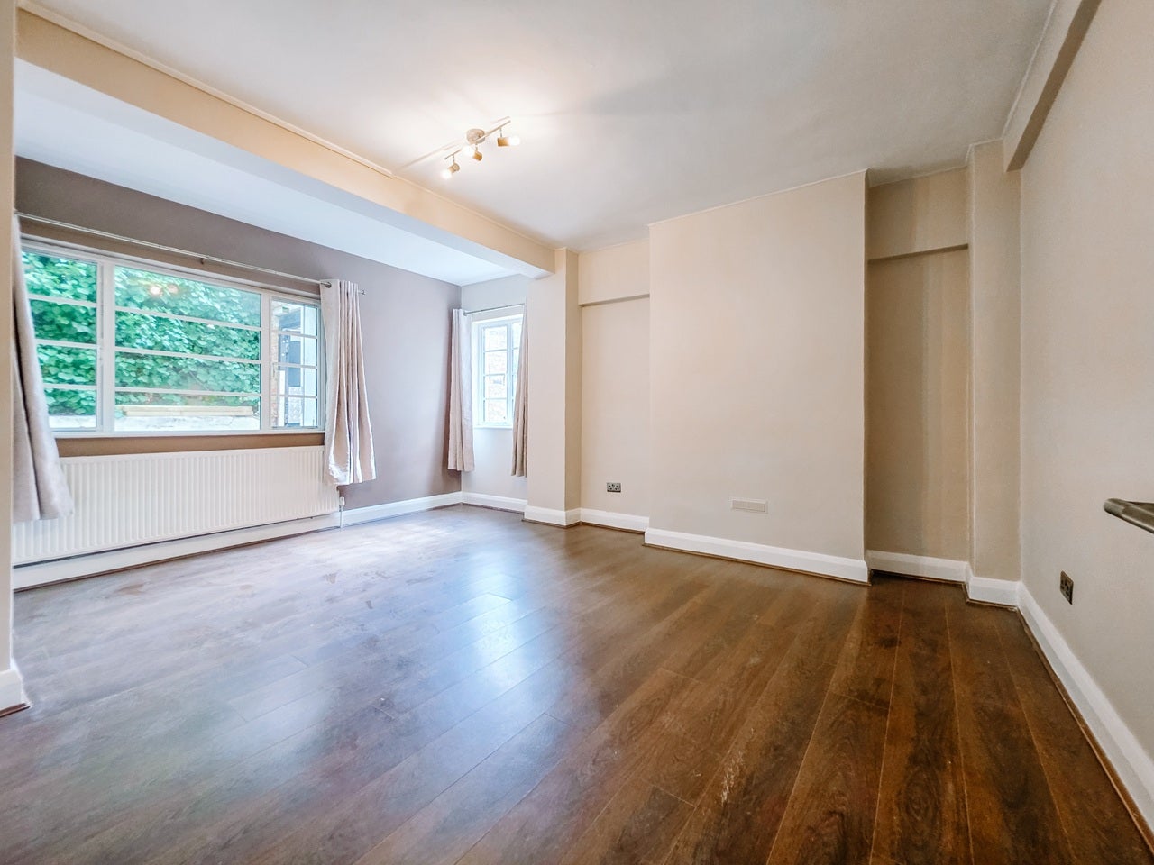 Flat Mundania Road in Greater London