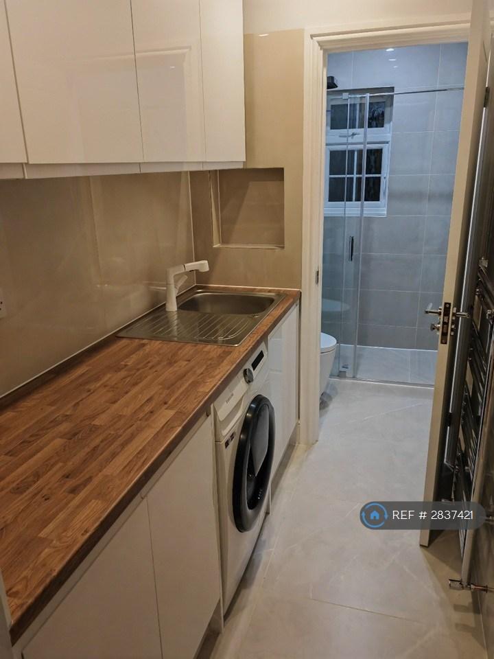 Room Anmer Close in Reigate and Banstead