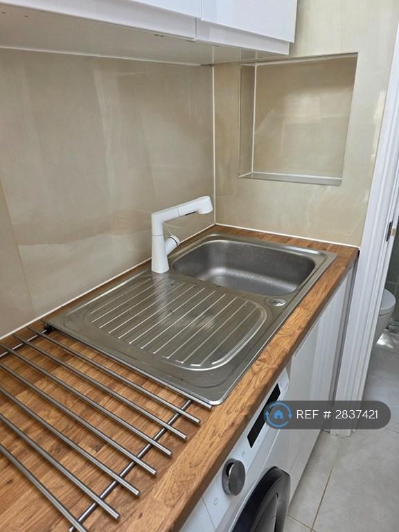 Room Anmer Close in Reigate and Banstead