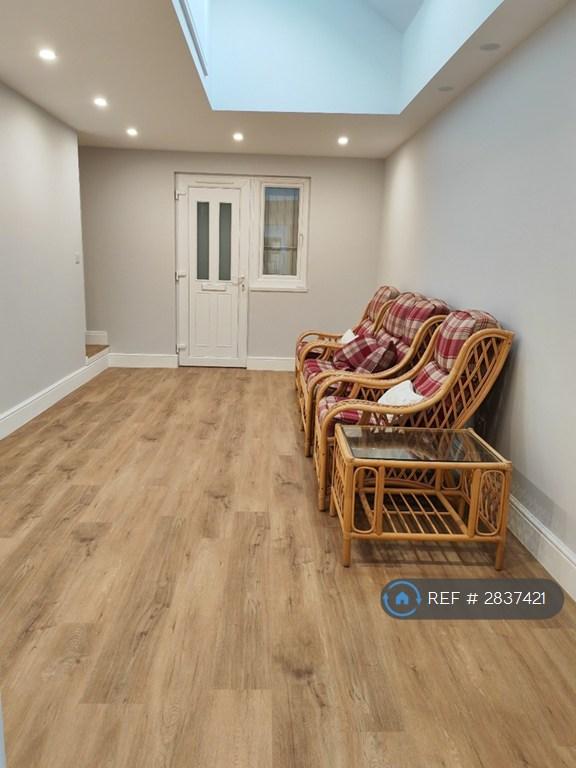 Room Anmer Close in Reigate and Banstead