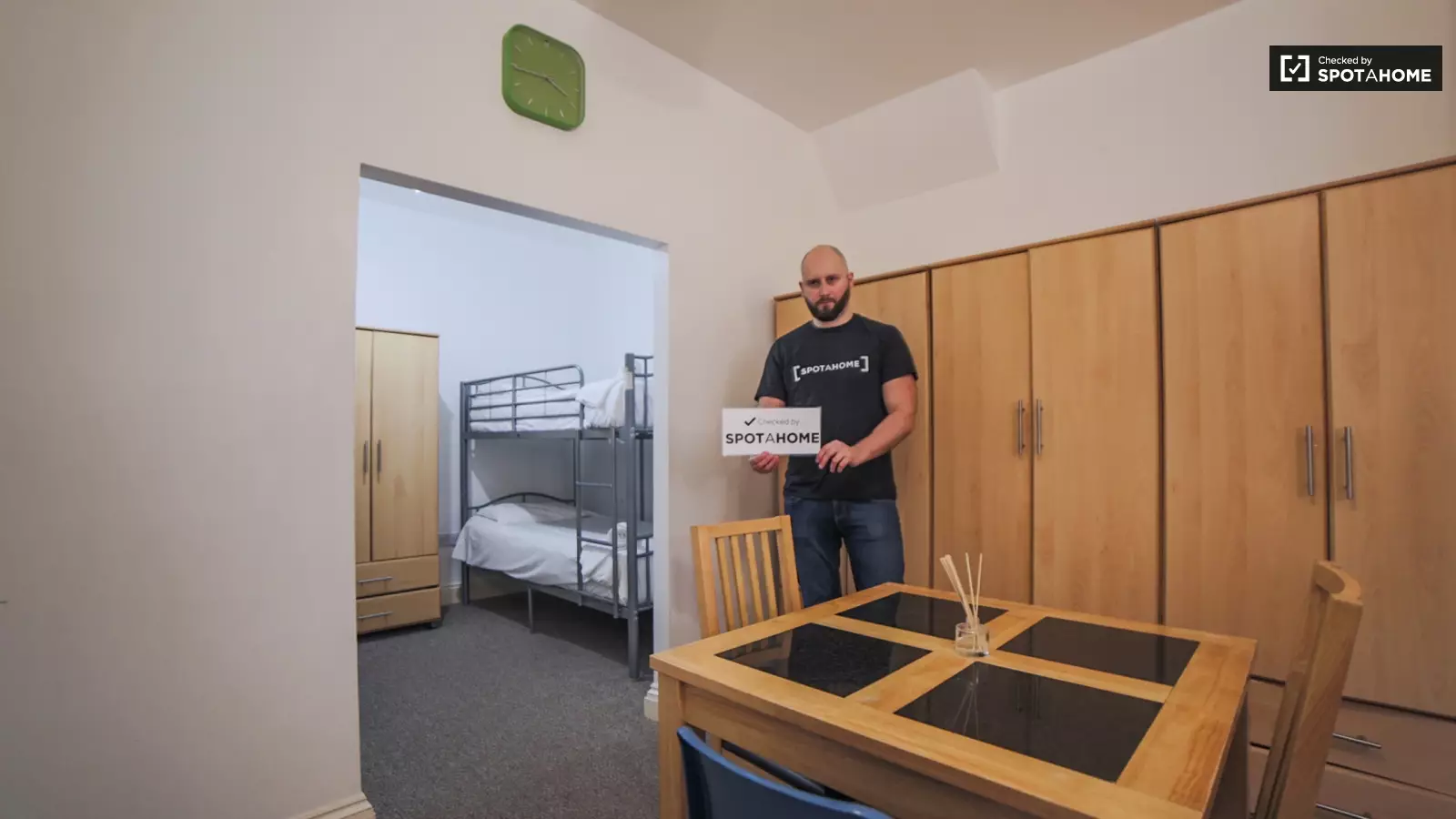Flat Barkston Gardens in Greater London