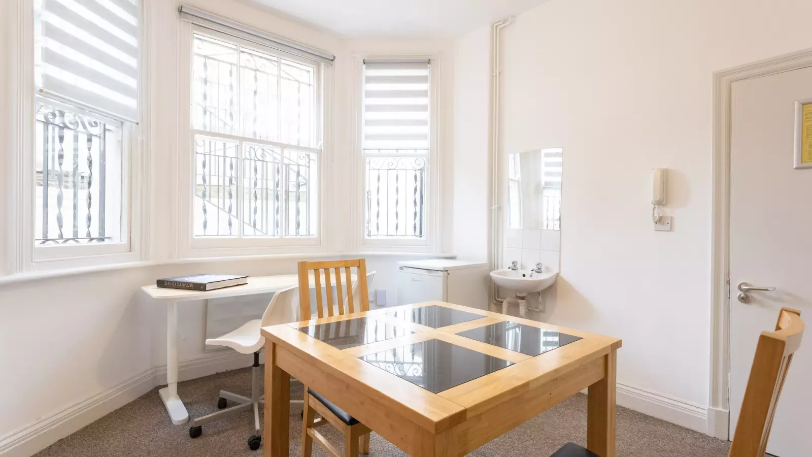 Flat Barkston Gardens in Greater London