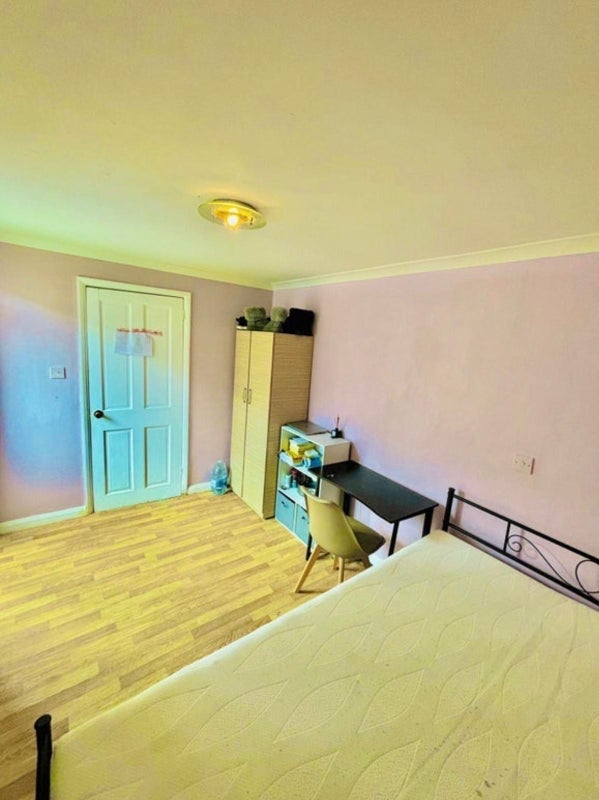 Room Pulleyns Avenue in Greater London